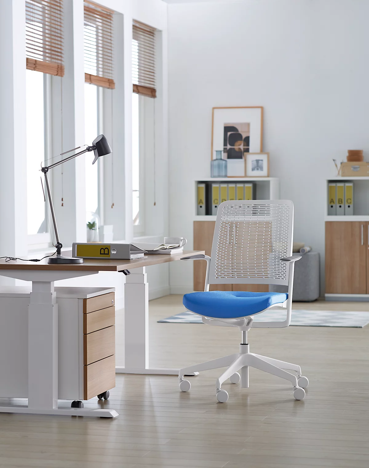 Bürostuhl WithMe, mit Armlehnen, Auto-Synchronmechanik, Flachsitz, perforierter Kunststoffrücken, abnehmbarer Sitzbezug, hellgrau/hellblau